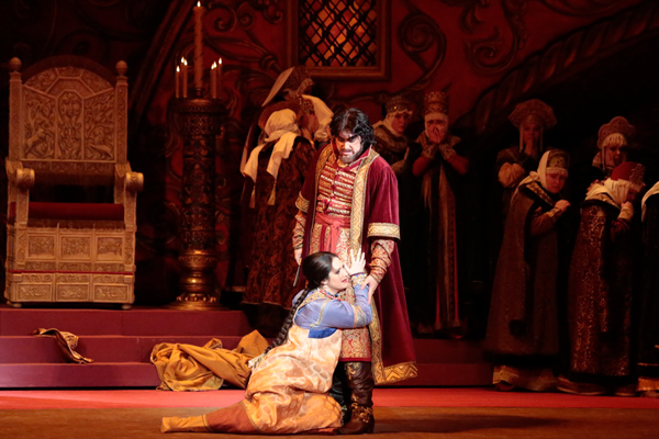 Agunda Kulaeva as Lyubasha.<br/>Alexander Kasyanov as Gryaznoy.<br/>Photo by Damir Yusupov.