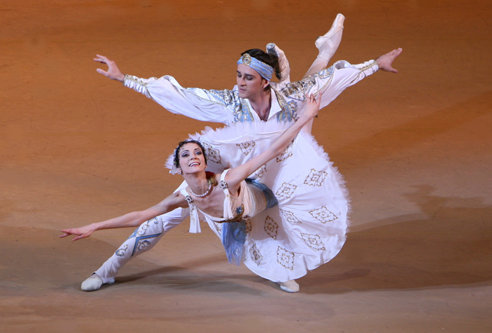 Grand Pas des Eventails.<br/>Svetlana Lunkina, Ruslan Skvortsov.<br/>Photo by Andrei Melanyin.