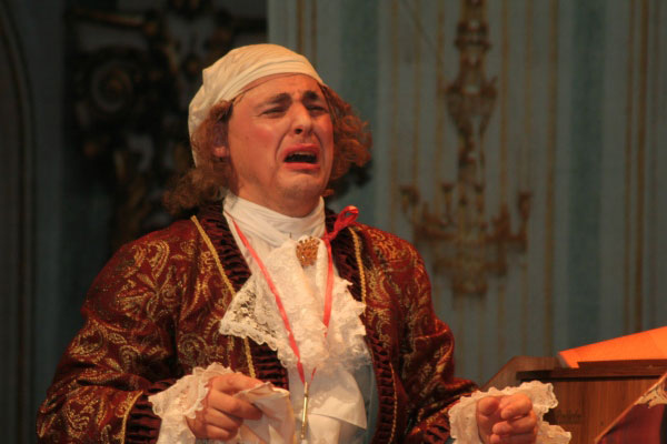 Roman Shevchuk as Pimpinone.<br> Photo: archive of the Boris Pokrovsky Musical Theatre. 