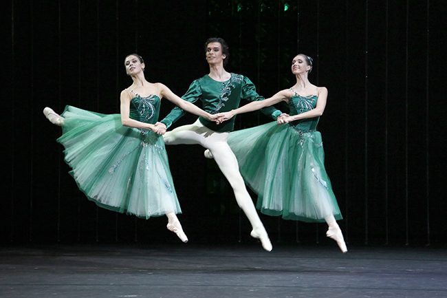 Emeralds. Pas de trois. With Daria Khokhlova and Margarita Shrayner. Photo by Damir Yusupov.