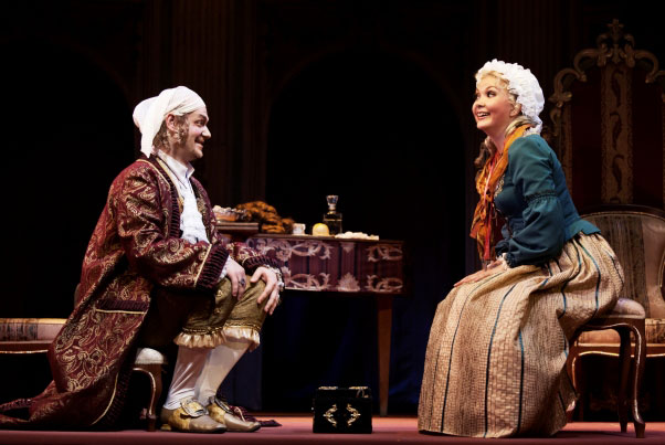 Roman Bobrov as Pimpinone, Irina Alekseenko as Vespetta.<br> Photo: archive of the Boris Pokrovsky Musical Theatre. 