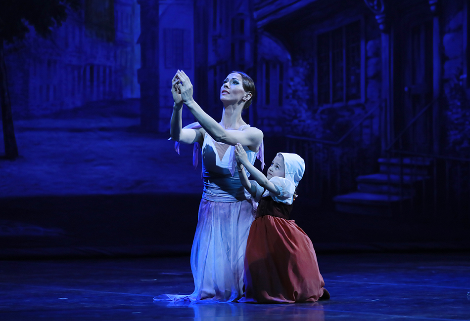 Ekaterina Ustimova as Gudule.<br/>Photo by Marina Mikhailova.