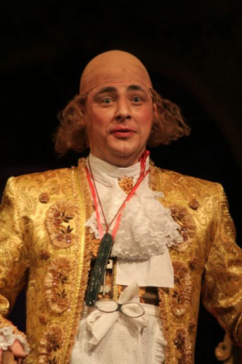 Roman Shevchuk as Pimpinone.<br> Photo: archive of the Boris Pokrovsky Musical Theatre. 