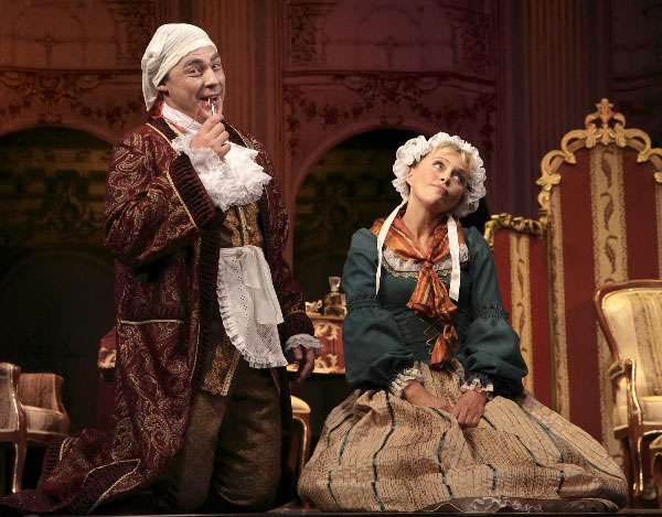 Roman Shevchuk as Pimpinone, Elena Andreeva as Vespetta.<br> Photo: archive of the Boris Pokrovsky Musical Theatre. 