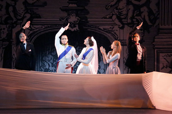 Andrei Melanyin as Polonius. Mikhail Lobukhin as Claudius.<br/>Kristina Karasyova as Gertrude. Daria Khokhlova as Ophelia.<br/>Dmitry Dorokhov as Laertes.<br/>Photo by Damir Yusupov.