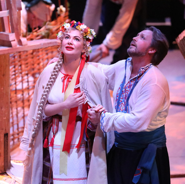 Tatiana Koninskaya as Parasya. Igor Vyalyh as Grytsko.<br/> Photo by Vladimir Mayorov.