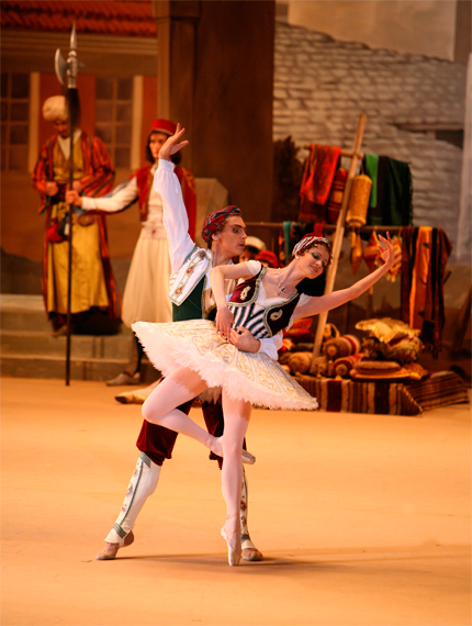 Pas d’esclaves. Le Corsaire.Opposite Ivan Vasiliev.Photo by Andrei Melanyin.