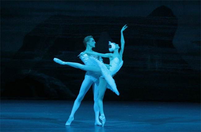 Svetlana Zakharova as Odette. David Hallberg as Prince Siegfried. Photo by Damir Yusupov.