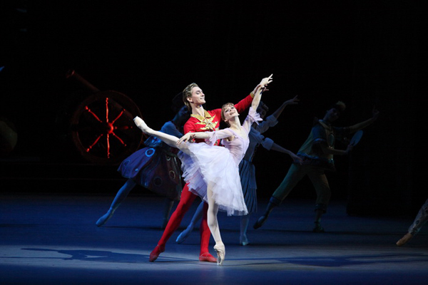 Evgenia Obraztsova as Marie.<br/> Vladislav Lantratov as Nutcracker-Prince.<br/> Photo by Damir Yusupov.