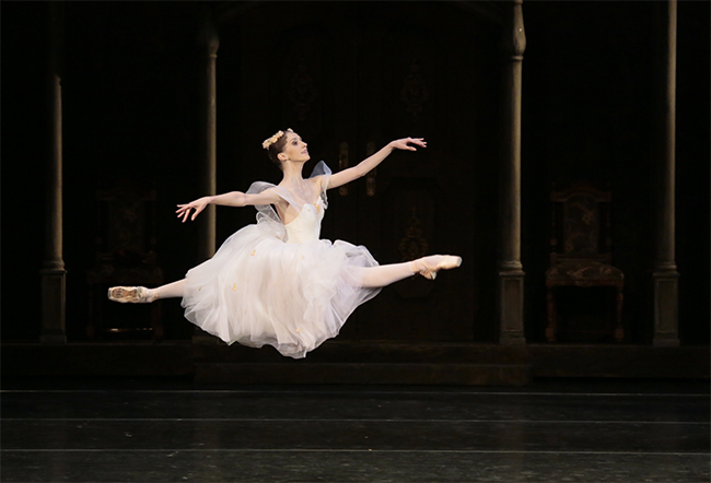 Margarita Shrainer as Sylphide. Photo by Damir Yusupov.