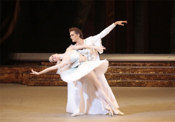 Anna Nikulina in the title part. Denis Rodkin as Jean de Brienne. Photo by Damir Yusupov.