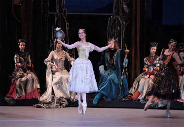 Daria Khokhlova as Neapolitan Bride. Photo by Damir Yusupov.