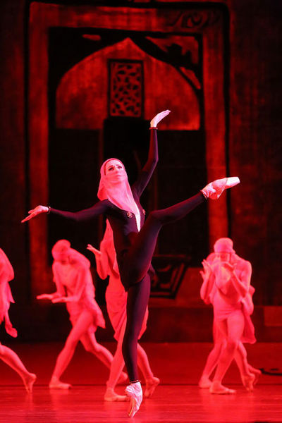 Svetlana Zakharova as Queen Mekhmene Banu. <br/> Photo by Damir Yusupov.