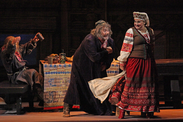 A scene from the performance.<br />Vladimir Matorin as Varlaam.<br />Tatiana Erastova as Innkeeper.<br/>Photo by Damir Yusupov.