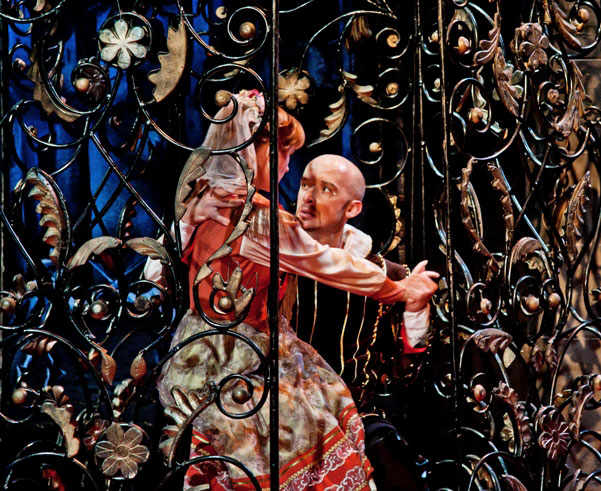 Olesya Starukhina as Zerlina, Alexei Morozov as Don Giovanni. <br> Photo: archive of the Boris Pokrovsky Musical Theatre. 