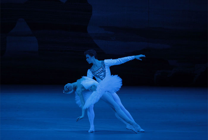 Kristina Kretova as Odette. Artem Ovcharenko as Prince Siegfried. Photo by Damir Yusupov..