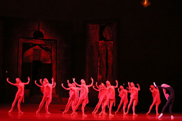 A scene from the performance.<br/> Svetlana Zakharova as Queen Mekhmene Banu. <br/> Photo by Damir Yusupov.