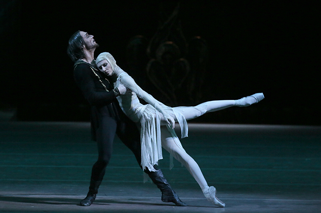 Svetlana Zakharova as Anastasia. Mikhail Lobukhin as Ivan IV. Photo by Damir Yusupov.