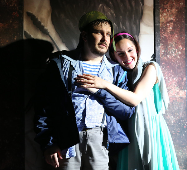 Pyotr Melentyev as Piquillo, Marianna Asvoynova as Périchole.<br>Photo by Vladimir Mayorov.