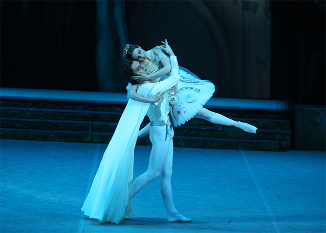 Maria Alexandrova as Raymonda. Vladislav Lantratov as Jean de Brienne.<br/>Photo by Elena Fetisova.