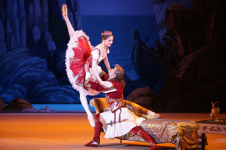 Svetlana Zakharova as Medora.<br/>Denis Matvienko as Conrad.<br/>Photo by Damir Yusupov.