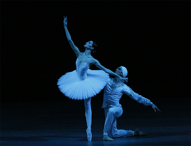 Yulia Stepanova as Nikia. Artemy Belyakov as Solor. Photo by Damir Yusupov.