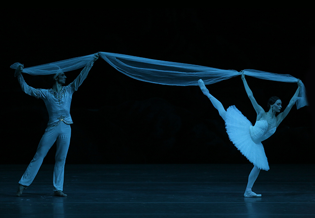 Olga Smirnova as Nikia. Semyon Chudin as Solor. Photo by Damir Yusupov.