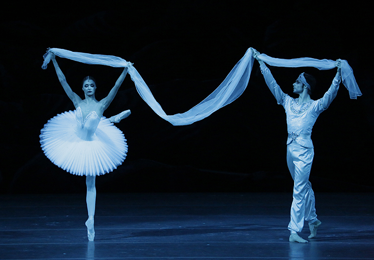 Alyona Kovalyova as Nikia. Jcopo Tissi as Solor. Photo by Damir Yusupov.