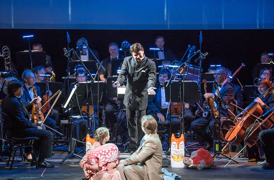 <em>The Guide to the Orchestra. </em><br/>Conductor: Anton Grishanin. <br/>Xenia Eluferieva as Anya. Andrei Valz as Father. <br/>Photo by Pavel Rychkov.