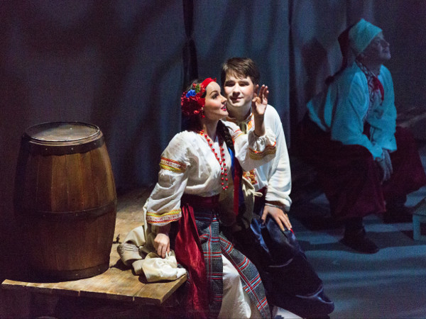 As Parasya in The Fair at Sorochyntsi. Alexander Chernov as Gritsko. Photo by Vladimir Mayorov.