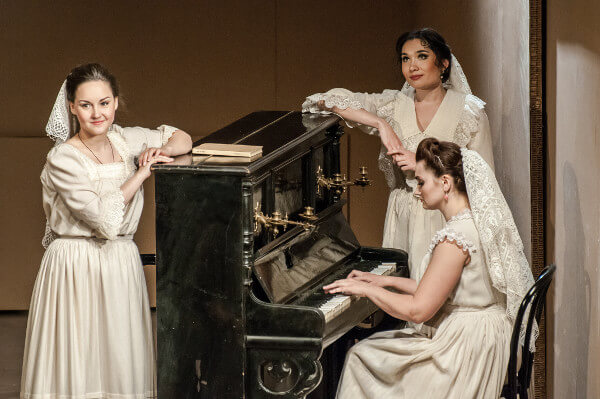 As Darya in The Pretty Demon. Ekaterina Ferzba as Lyudmila, Victoria Preobrazhenskaya as Valeria.  Photo by Svyatoslav Puzikov.