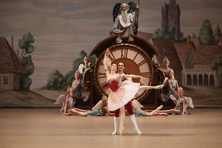 Ekaterina Krysanova as Swanilda. Vyacheslav Lopatin as Frantz. Photo by Elena Fetisova.