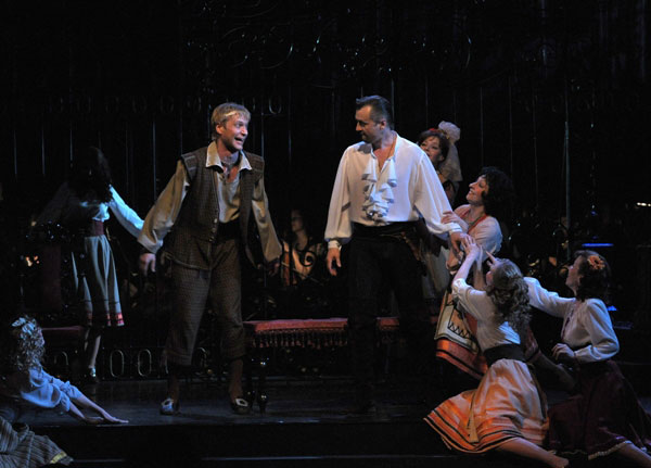 German Yukavsky as Leporello, Alexei Mochalov as Don Giovanni. <br> Photo: archive of the Boris Pokrovsky Musical Theatre. 