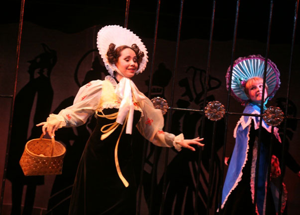 Zlata Rubinova as Seller, Olesya Starukhina as Mrs Podtochina’s daughter. <br> Photo: archive of the Boris Pokrovsky Musical Theatre. 