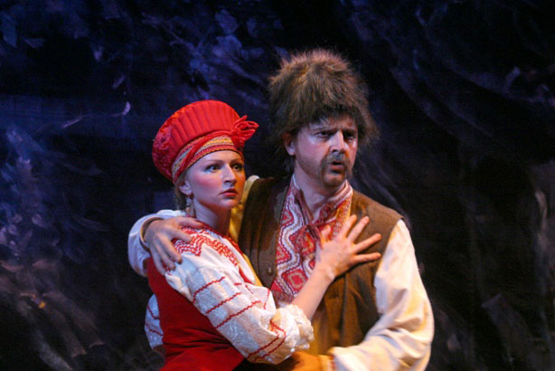 Ekaterina Bolshakova as Solokha, Alexei Mochalov as Chub. <br> Photo: archive of the Boris Pokrovsky Musical Theatre. 