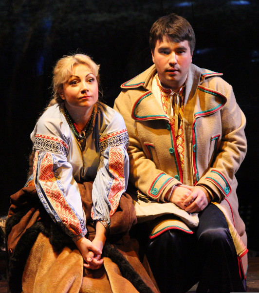 Anna Bauman as Oxana, Alexander Chernov as Vakula. <br/> Photo by Vladimir Mayorov.