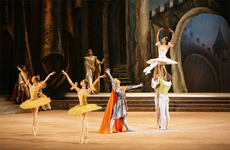 Yuri Baranov as Abderakhman. Maria Allash as Raymonda. Photo by Damir Yusupov.