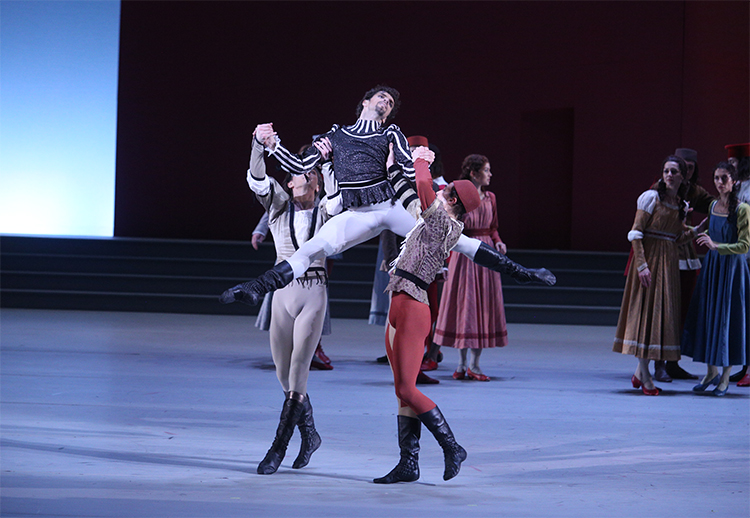 Igor Tsvirko as Mercutio. Photo by Elena Fetisova.