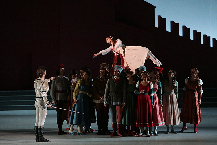 Ekaterina Krysanova as Juliet, Vladislav Lantratov as Romeo. Photo by Damir Yusupov.