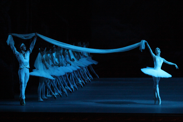 Mikhail Lobukhin as Solor. Evgenia Obraztsova as Nikia. Photo by Damir Yusupov.