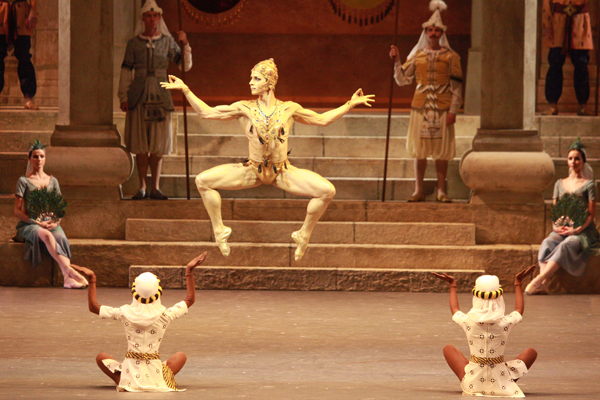 Denis Medvedev as Bronze Idol. Photo by Damir Yusupov.