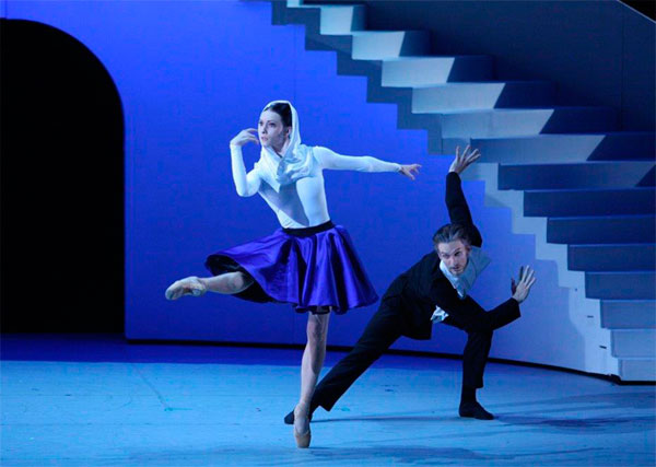 Olga Smirnova as Bianca. Artemy Belyakov as Baptista. Photo by Elena Fetisova.