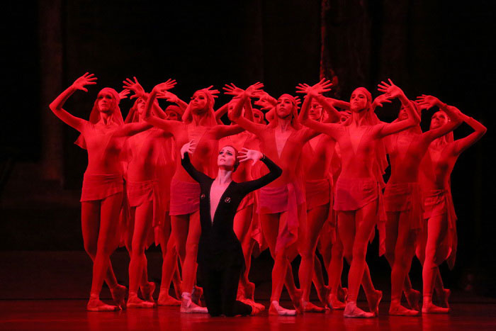 A scene from the performance.<br/> Svetlana Zakharova as Queen Mekhmene Banu. <br/> Photo by Damir Yusupov.