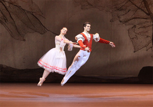 Interpolated pas de deux. Daria Khokhlova and Igor Tsvirko.<br/>Photo by Damir Yusupov.