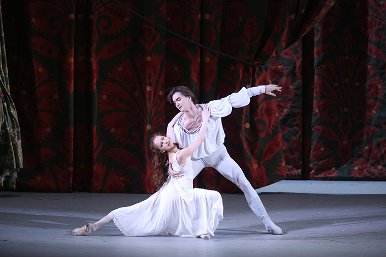 Ekaterina Krysanova as Juliet, Vladislav Lantratov as Romeo. Photo by Elena Fetisova.