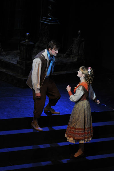 Anatoly Zakharov as Masetto, <br>Olesya Starukhina as Zerlina. <br> Photo: archive of the Boris Pokrovsky Musical Theatre. 