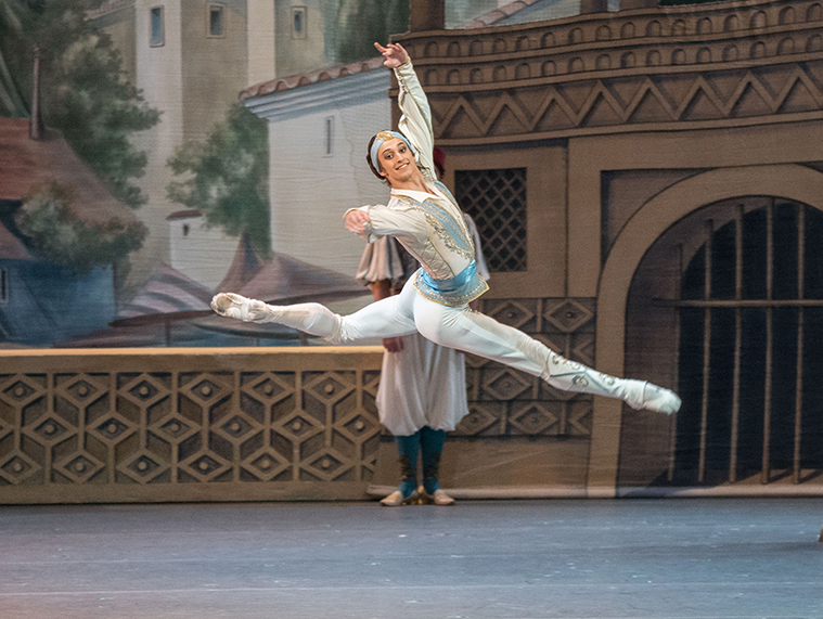 Le Corsaire. The solo part in Grand Pas des Eventails. Photo by Pavel Rychkov.