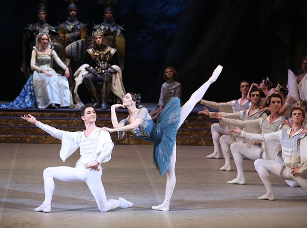 Maria Alexandrova as Raymonda. Vladislav Lantratov as Jean de Brienne. Photo by Elena Fetisova.