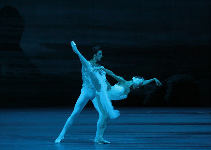 Ekaterina Shipulina as Odette. Ruslan Skvortsov as Prince Siegfried.<br/>Photo by Damir Yusupov.