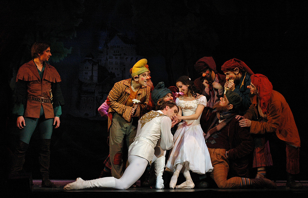 A scene from the performance. <br/> Artjom Maksakov as Huntsman. Aleksandr Prigorovski as Prince. Heidi Kopti as Snow White. <br/>Photo by Harri Rospu.